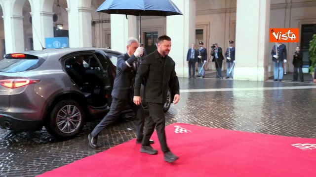 L'abbraccio tra Meloni e Zelensky all'arrivo del Presidente ucraino a Palazzo Chigi