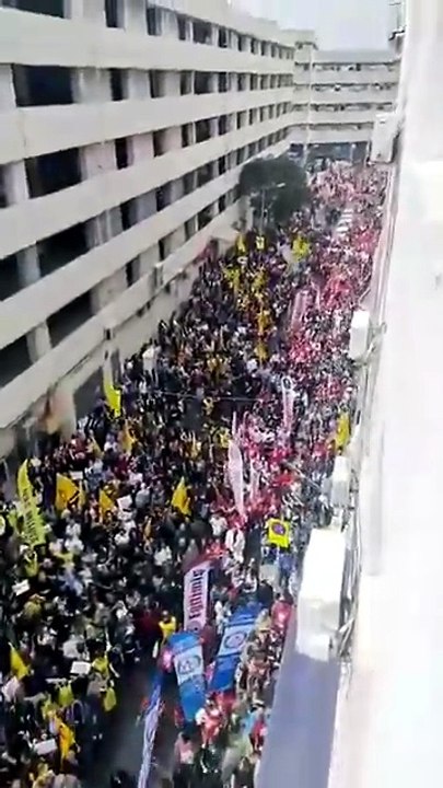 Öğretmenler ayakta: İzmir’de binlerce eğitim emekçisi şiddete karşı yürüdü