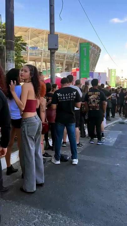 VÍDEO: Fãs de Guns N’Roses enfrentam grande fila para show na Arena Fonte Nova; confira