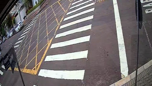 Câmera registra momento de acidente após Nissan Sentra furar preferencial no Centro de Cascavel