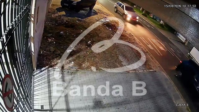 Vídeo: motociclista com sinais de embriaguez bate forte em carro parado e vai parar no hospital em Curitiba