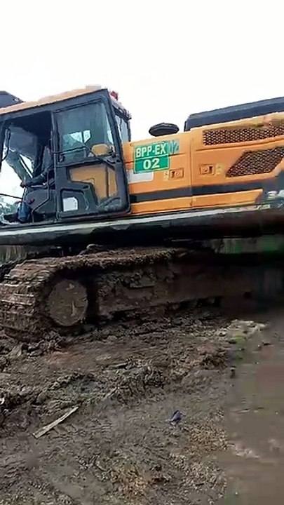 Heavy Machinery: Operating the Hyundai HX340SL on Muddy Terrain