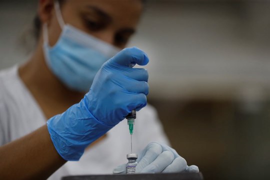 Jóvenes entre 12 y 17 años podrán acceder a dosis de refuerzo contra el coronavirus