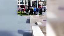 Kadının fotoğrafını çektiği öne sürüldü! Öfkeli kalabalık şüpheliye müdahale etti