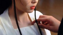 The Condor Heroes 2026 神雕侠侣：问世间 New Chinese Movie AI 龍女被人蒙住了眼睛親吻臉頰, 並將對方誤認為楊過 Xiaolongnu was taken advantage of by Yin Zhiping when she was unable to move, resulting in the loss of her innocence.