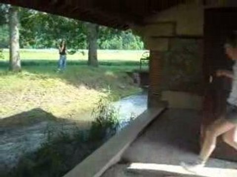 Saut au dessus d'une rivière.