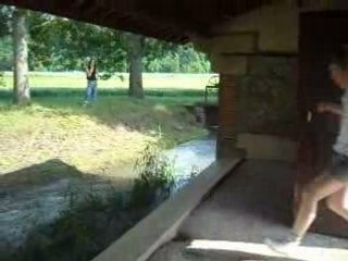 Saut au dessus d'une rivière.