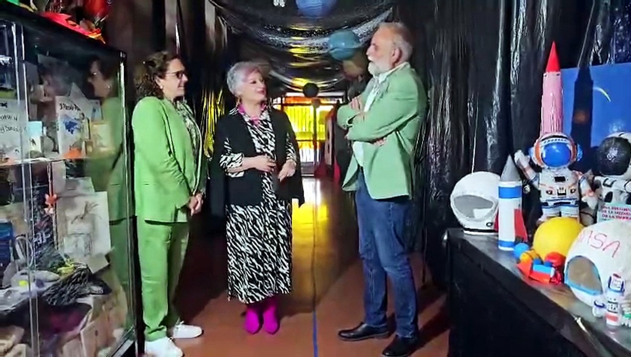 La delegada de la Junta visita el Ceip Badiel.
