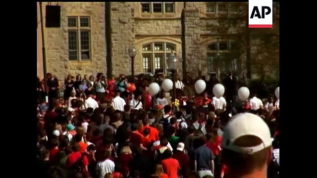 Miles de estudiantes y profesores de Virginia Tech llenaron el centro del campus para rendir un solemne homenaje