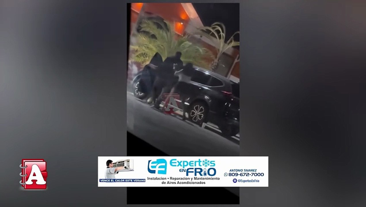 Hombre es captado en video agrediendo a mujer en parqueo de establecimiento en SFM