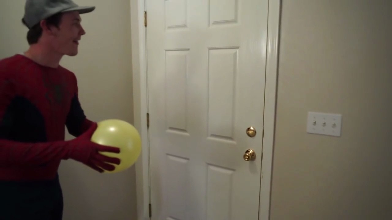 Spiderman & SpiderGirl IRL Boyfriend & Girlfriend Vs Deadpool