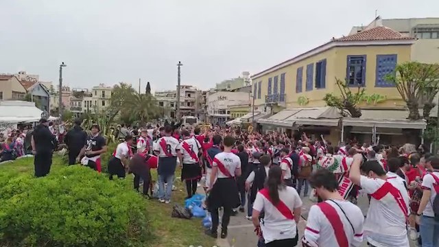La afición del Rayo Vallecano inunda las calles Atenas