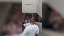 Locura de la afición del Rayo en el metro de Atenas