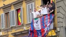 Firenze, i tifosi del Crystal Palace si fanno notare: cori da un balcone di Piazza del Duomo