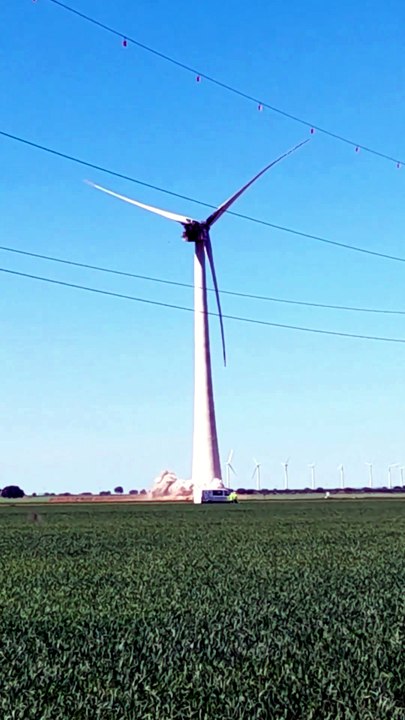 Derriban un aerogenerador en Barrax