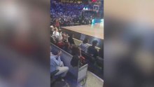 Ovación tremenda del Movistar Arena a Luka Doncic: se tuvo que levantar