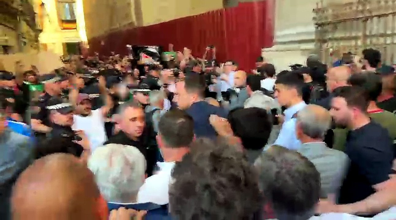 Abascal denuncia “un delito electoral” al impedir el desarrollo del acto de VOX en Granada