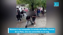 Alumnos a las trompadas la vereda del Albert Thomas de La Plata, otra vez convertida en un ring