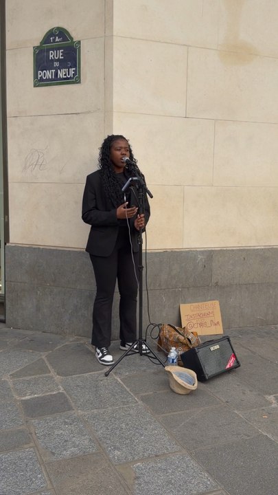 A powerful street performance in the heart of Paris 1st 🇫🇷Her voice hits straight to the chest — raw, emotional, unforgettable.You don’t need to know the song to feel it… that moment when the music just bam, hits you deep inside.