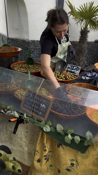 A peaceful walk through L’Isle-sur-la-Sorgue 🇫🇷Stopped by a local stand where a lovely woman sells her olives — simple, authentic, and full of flavor.The charm of the South of France, between sunshine, markets, and slow living.