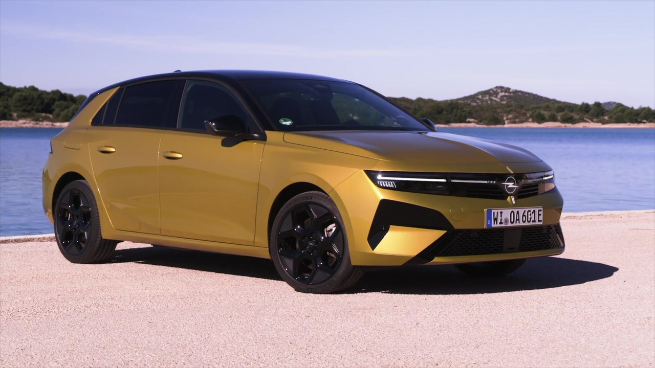 Anblick mit Will-ich-haben-Faktor - Opel Astra mit beleuchtetem Blitz und geschärftem Vizor