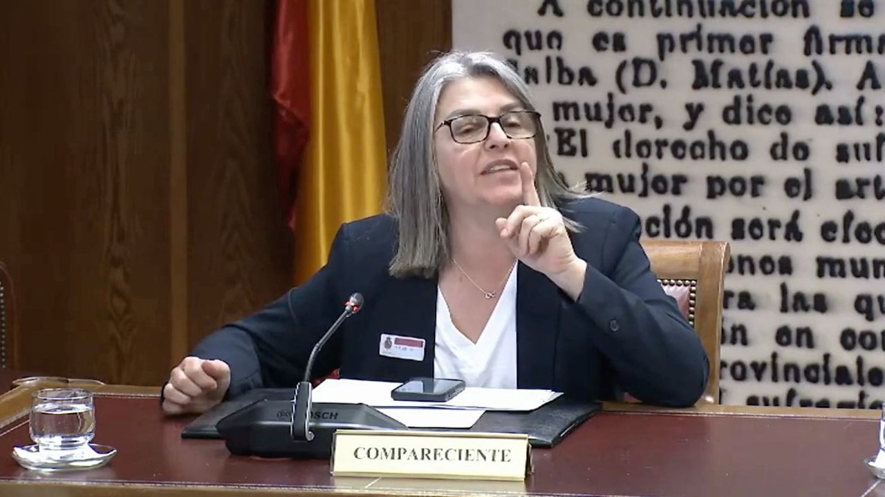Circo en el Senado: la esposa de Cerdán pasa la sesión jugando con el móvil y se indigna cuando la llaman su apodo, 'La Paqui'