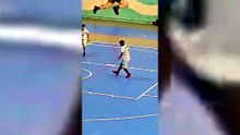 Un golazo de dibujos animados con una catapulta 'infernal' que debió ser anulado