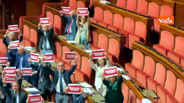 Dl sicurezza, opposizioni con cartelli in Aula Senato, 'Con Governo Meloni zero sicurezza'