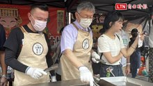 揮別「吃免錢」失言！柯文哲大甲媽進香秀廚藝  煎粿獲讚「恰恰」
