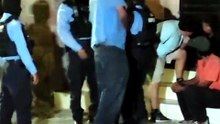 Capturan a hombre en casa abandonada, lo acusan de crimen