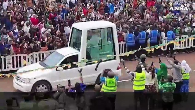 Camerun, bagno di folla a Douala per l'arrivo di Papa Leone
