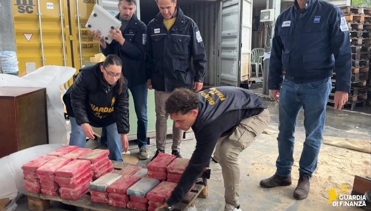 La Spezia - Droga nascosta nei mobili di lusso: sequestrati nel porto 65 chili di cocaina (17.04.26)