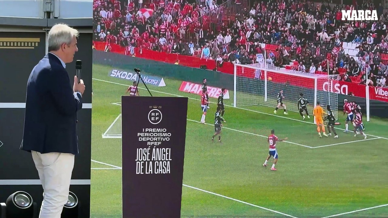 Manolo Lama recibe en I Premio de Periodismo Deportivo RFEF José Ángel de la Casa