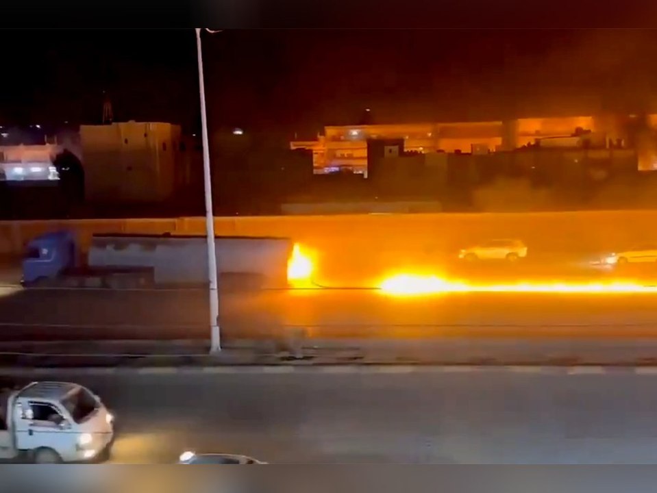 Brennender tanklaster zieht flammenspur hinter sich her