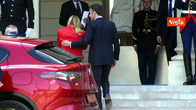 Meloni arriva a Parigi per vertice su Hormuz, l'abbraccio con Macron