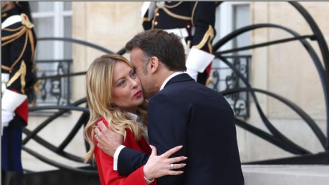 Meloni arriva a Parigi per vertice su Hormuz, l'abbraccio con Macron