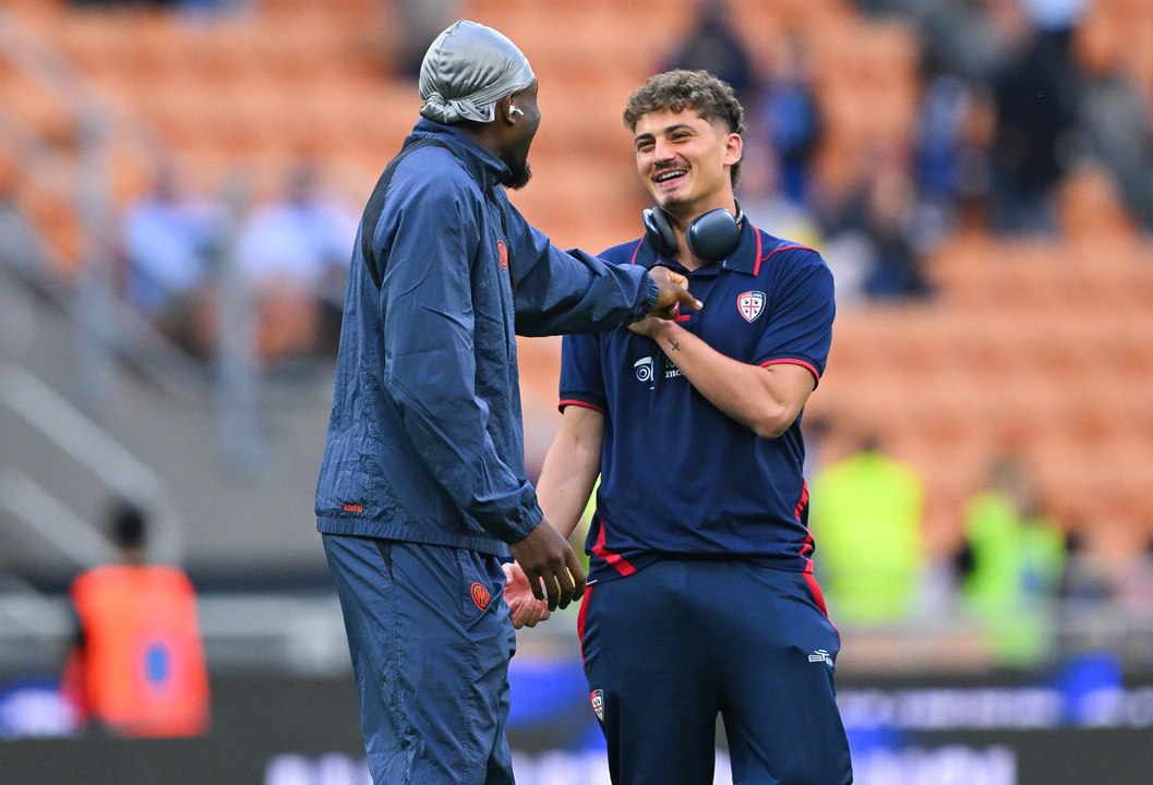 Inter-Cagliari, l'abbraccio pre partita tra Thuram e Sebastiano Esposito