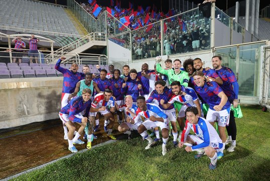 Crystal Palace, è festa a Firenze: i calciatori esultano con i tifosi per le strade