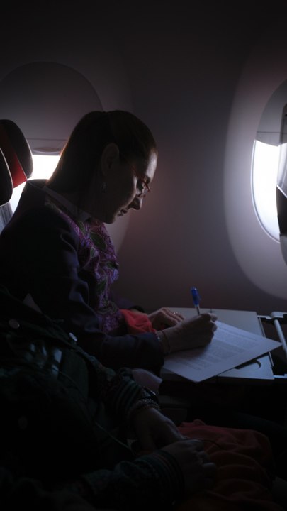 Claudia Sheinbaum viaje en vuelo comercial haci...