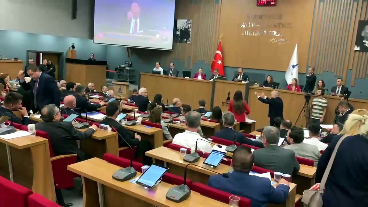 İzmir Büyükşehir Meclisi’nde ikinci arbede: Sinkaflı sözler havada uçuştu