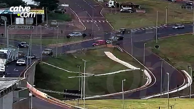Câmera da Catve flagra batida entre veículos no Trevo Cataratas, em Cascavel