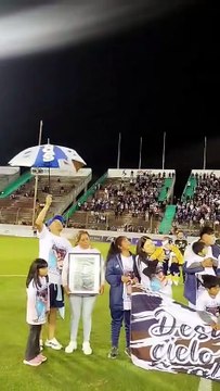 Emotivo homenaje a los hinchas fallecidos de Juventud en el Martearena