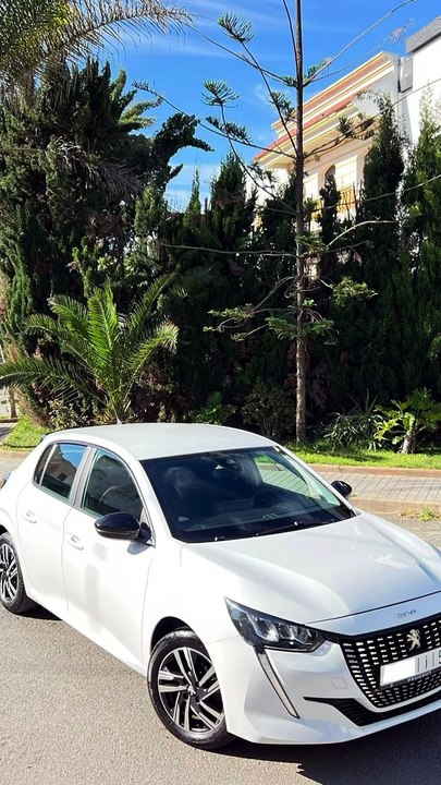 PEUGEOT 208 BLANC DISPO CHEZ AMAY 🚗✨respect 😮‍🔥 Chaque détail reflète le luxe, la puissance et le confort ultime.  💎 Ce n’est pas juste une voiture… c’est un lifestyle. 🔥  #PEUGEOT #LuxuryCars #VoitureDeLuxe #AutoMaroc #CarReels #CarsOfInstagra