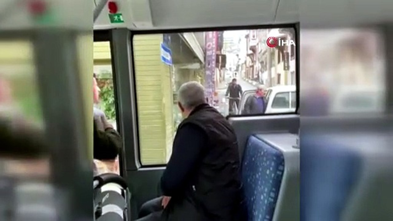 Trafikte Balta Dehşeti! Otobüs Şoförünü Tehdit Eden Şahıs Her Yerde Aranıyor