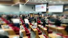 İzmir Büyükşehir Belediye Meclisi'nde gergin anlar: AK Parti ve CHP'liler birbirine girdi
