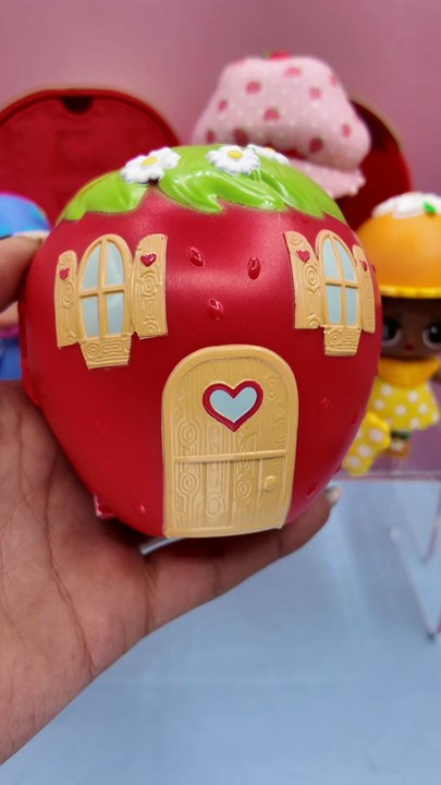 J aime trop ces lol surprise charlotte aux fraises 🥰🥰🥰