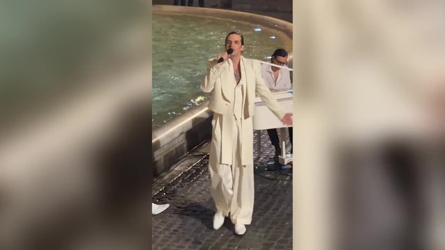 Il concerto in notturna di Achille Lauro alla Fontana di Trevi: il video