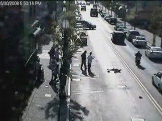 un homme se fait renversé par une voiture en ville