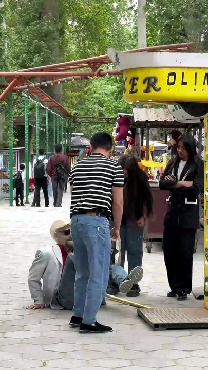 Old Man Boxing Prank 😳 Girls Didn’t Expect This!