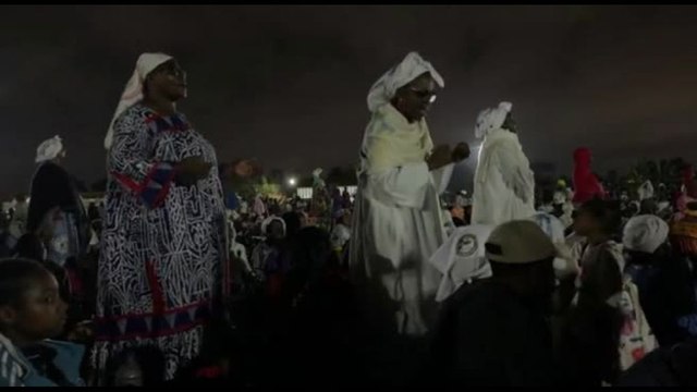 In Camerun centinaia alla messa all'aperto del Papa, fra canti e balli